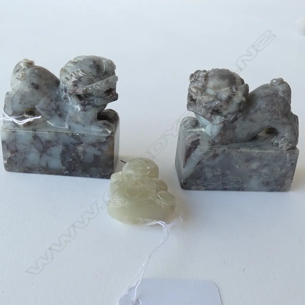 2 SOAPSTONE FU DOGS & SMALL JADE BUDDHA Image 1++