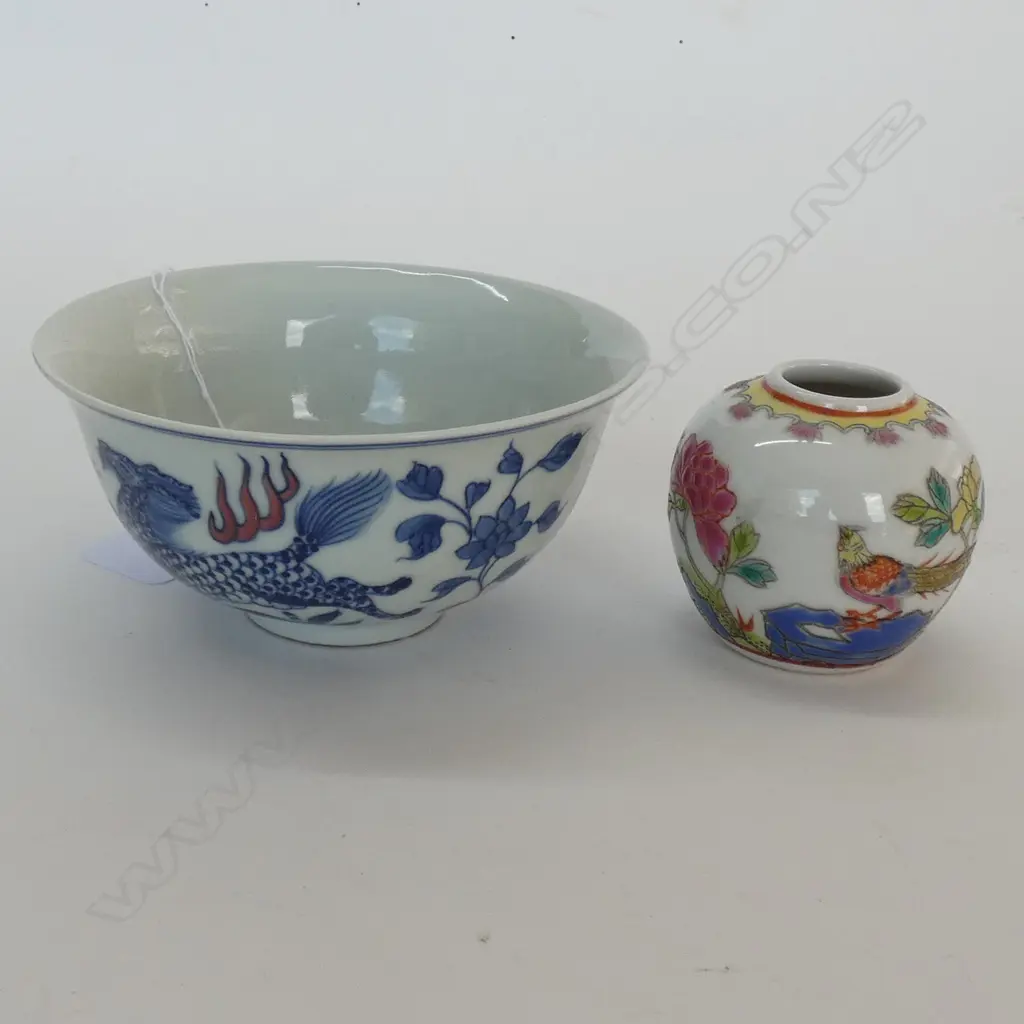 TWO CHINESE ITEMS, B&W BOWL DIA 115mm + FAMILLE ROSE JAR H.55mm Image 1++