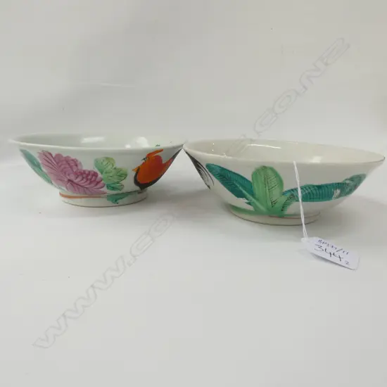 2 CHINESE DISHES DECORTED WITH COCKERALS