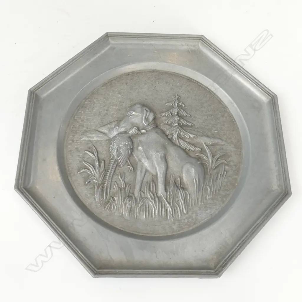 ANTIQUE PEWTER HUNTING DOG WALL PLATE Image 1++