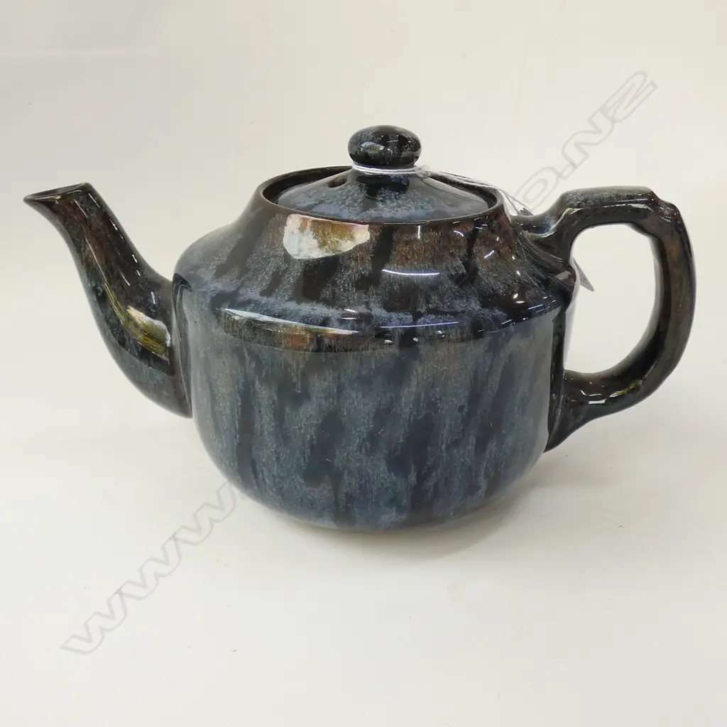 N.Z. POTTERIES WELLINGTON TEAPOT Image 1++