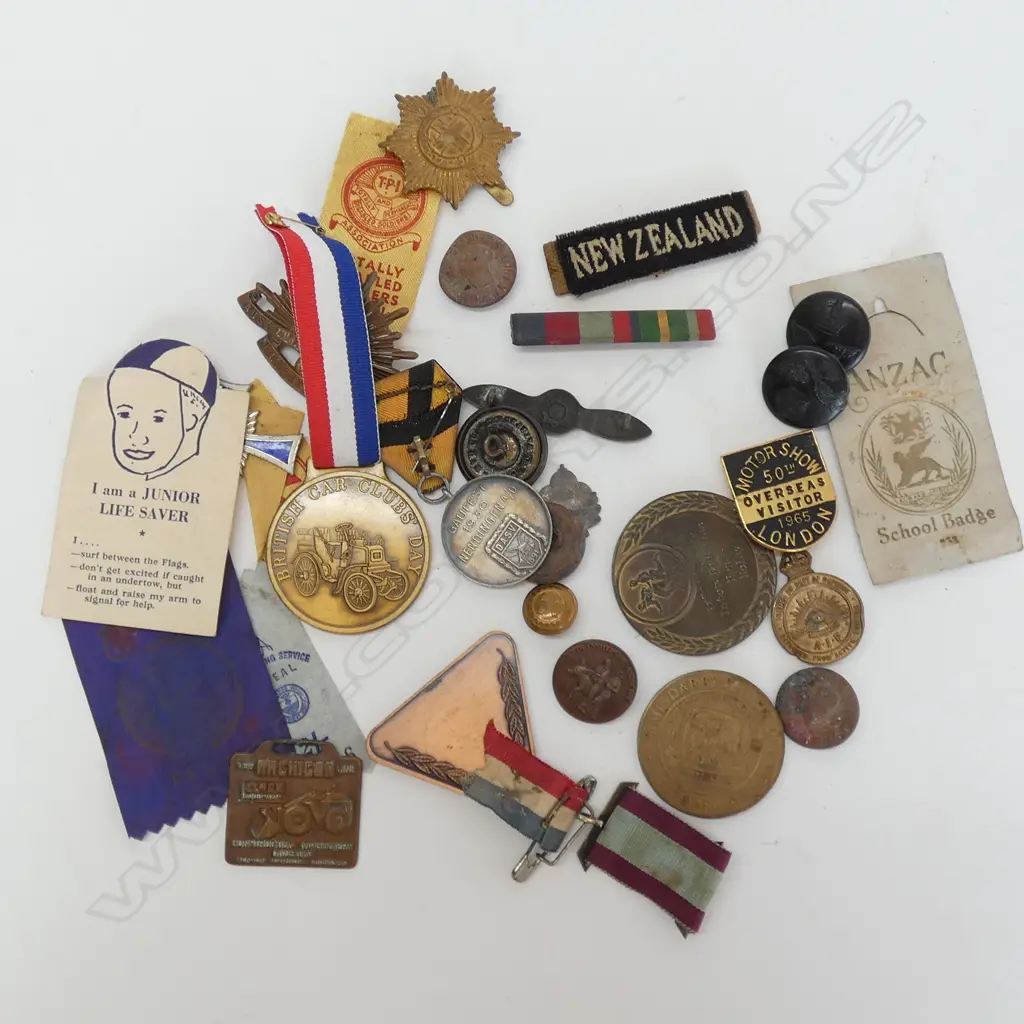 COLLEC TION BADGES, MOSTLY MILITARIA AND OTHER 30 ITEMS Image 1++