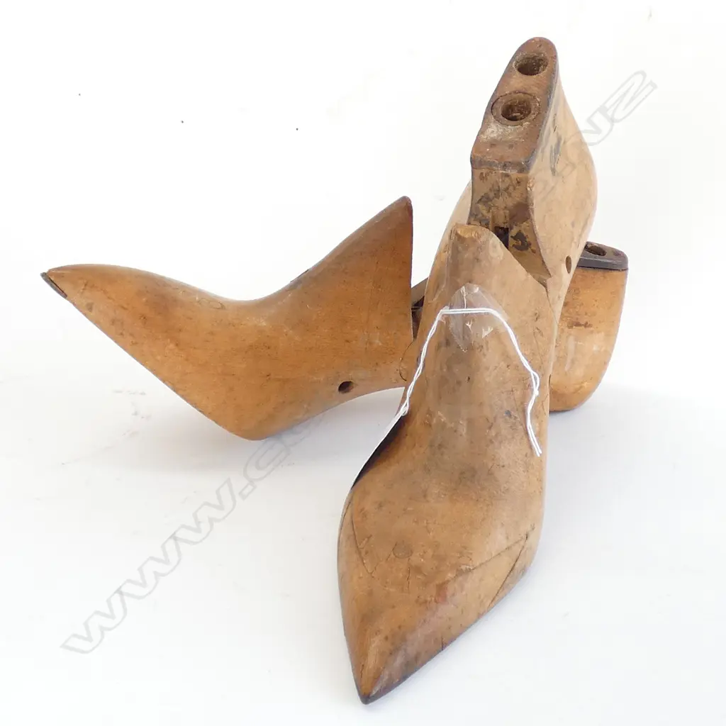 2 VINTAGE SHOE MOULDS POINTY TOES Image 1++
