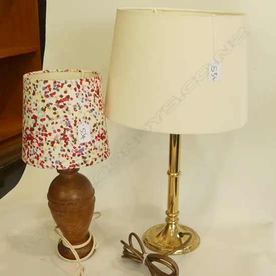 2 LAMPS; BRASS H. 470MM AND TURNED WOOD 