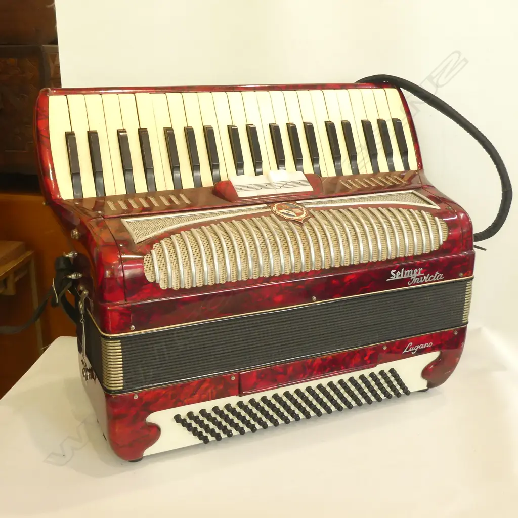 SELMAR INVICTA LUGANO PEARLIZED RED CASED PIANO ACCORDIAN Image 1++