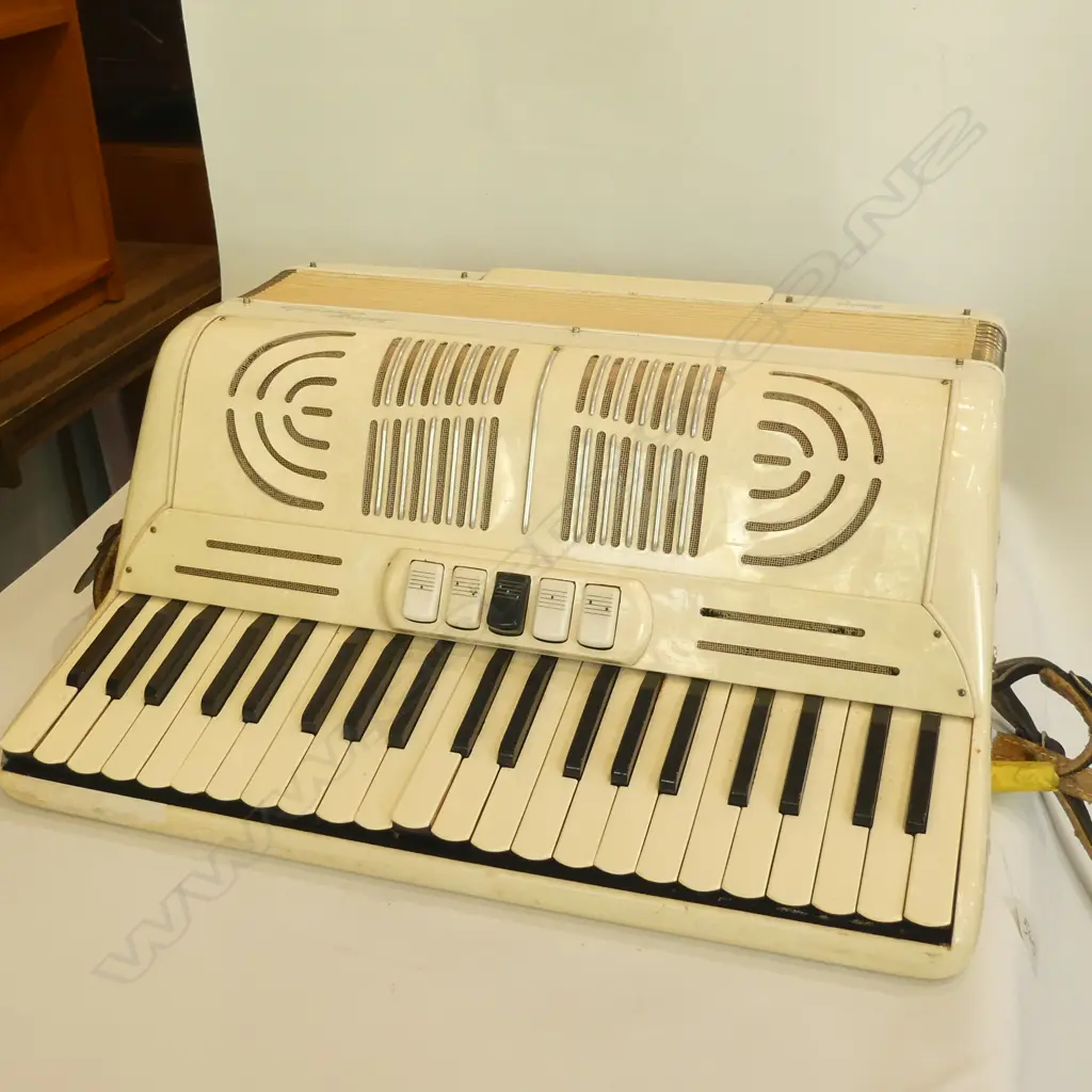 SELMAR INVICTA RIMINI PIANO ACCORDIAN Image 1++