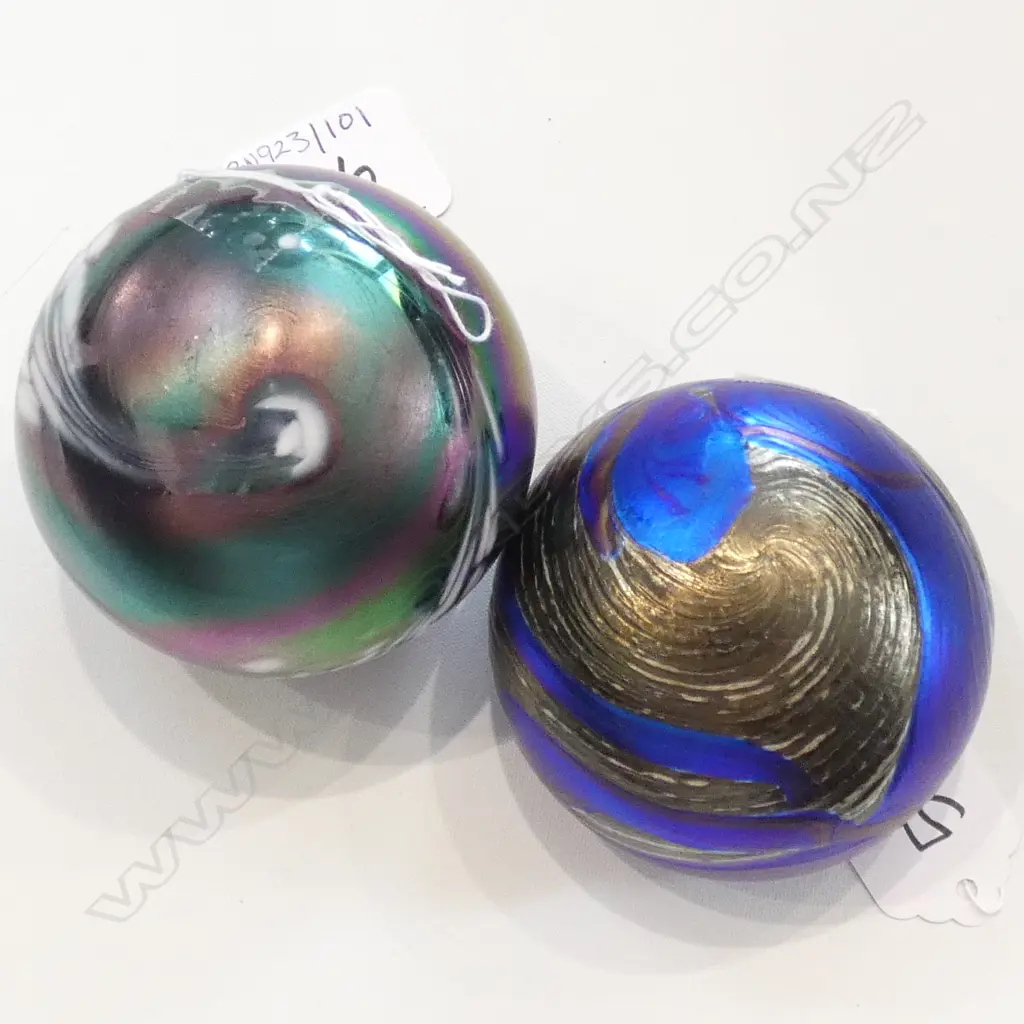 AUSTRALIAN SIGNED PAPER WEIGHT + ONE Image 1++