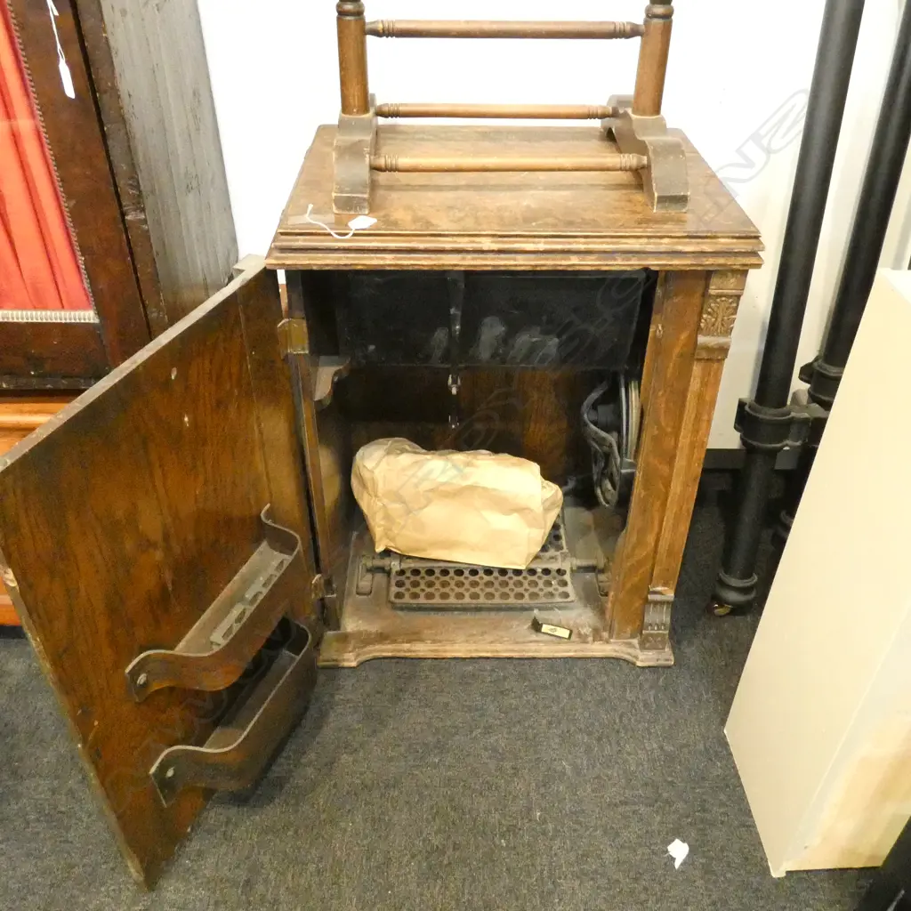 VINTAGE SEWING MACHINE IN CABINET H. 770MM + ACCESSORIES Image 1++