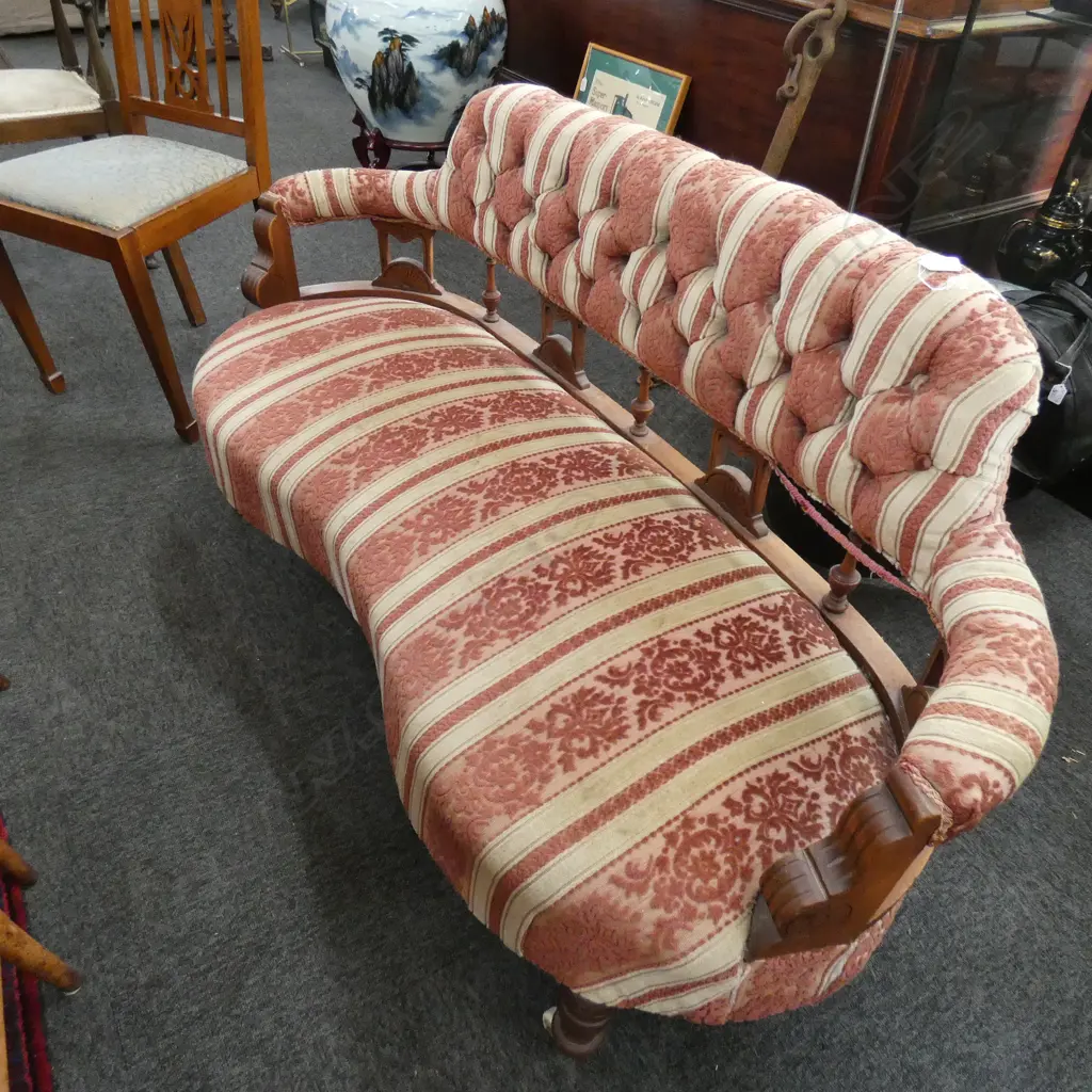 COLONIAL SMALL SETTEE BUTTONED BACK Image 1++