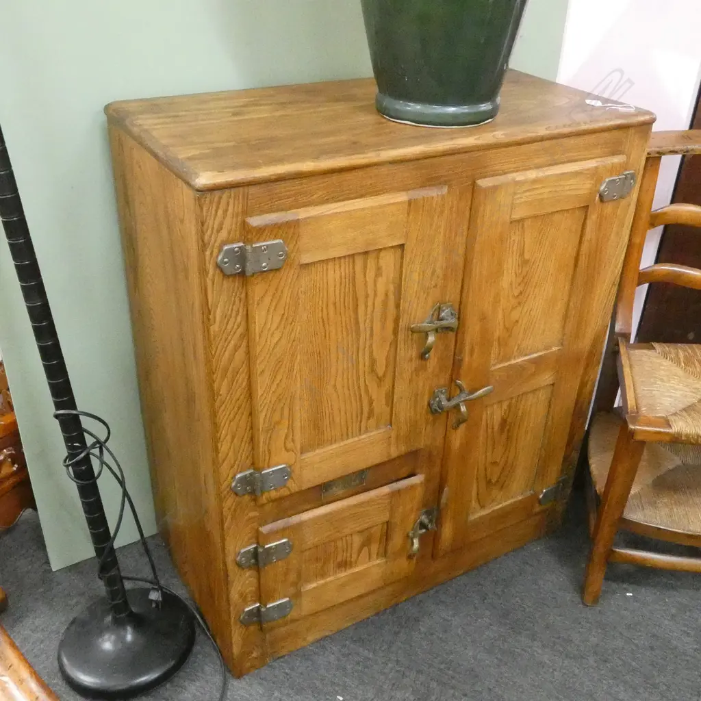 VINTAGE ICE BOX AND CABINET Image 1++