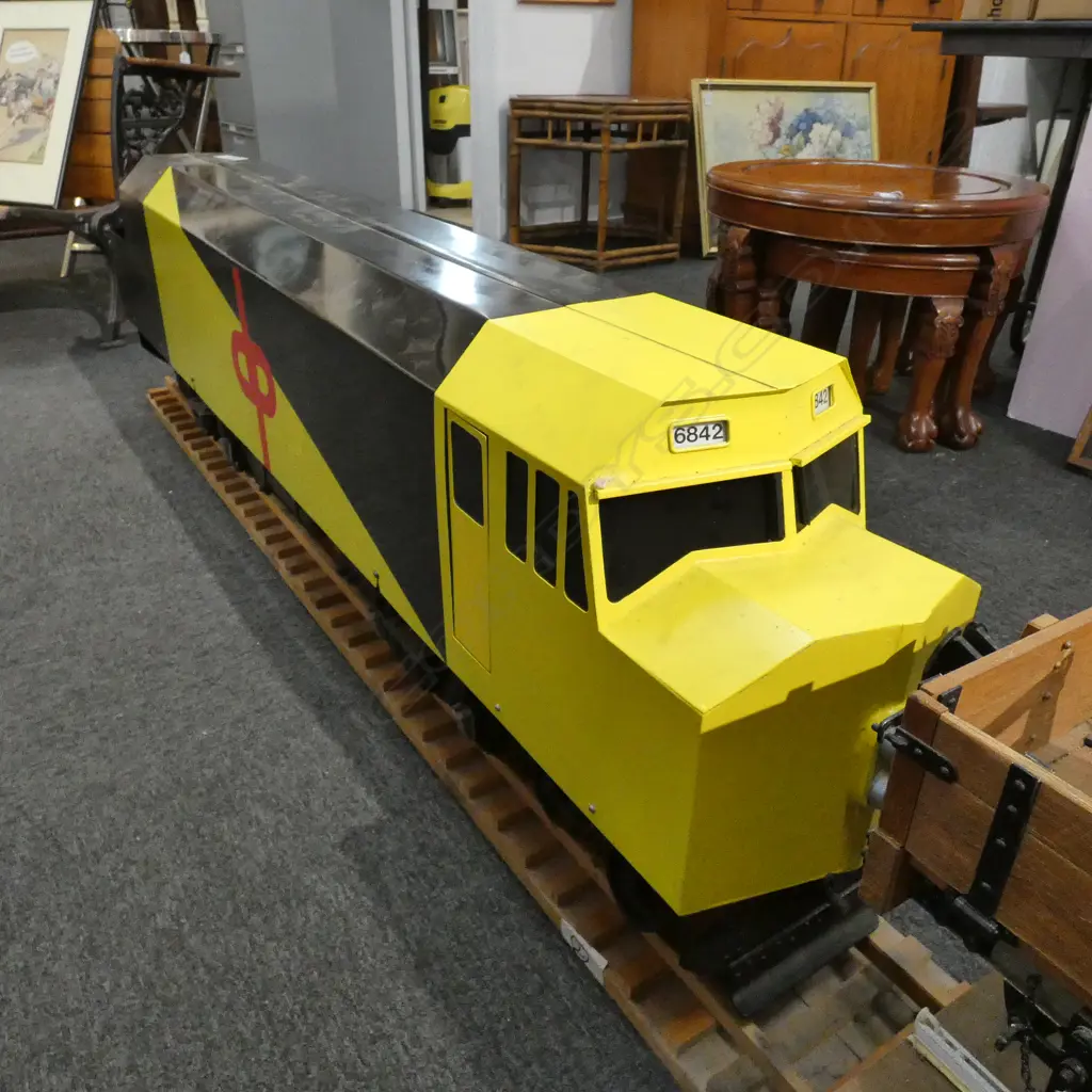 LARGE YELLOW MODEL TRAIN L. 1.8M Image 1++