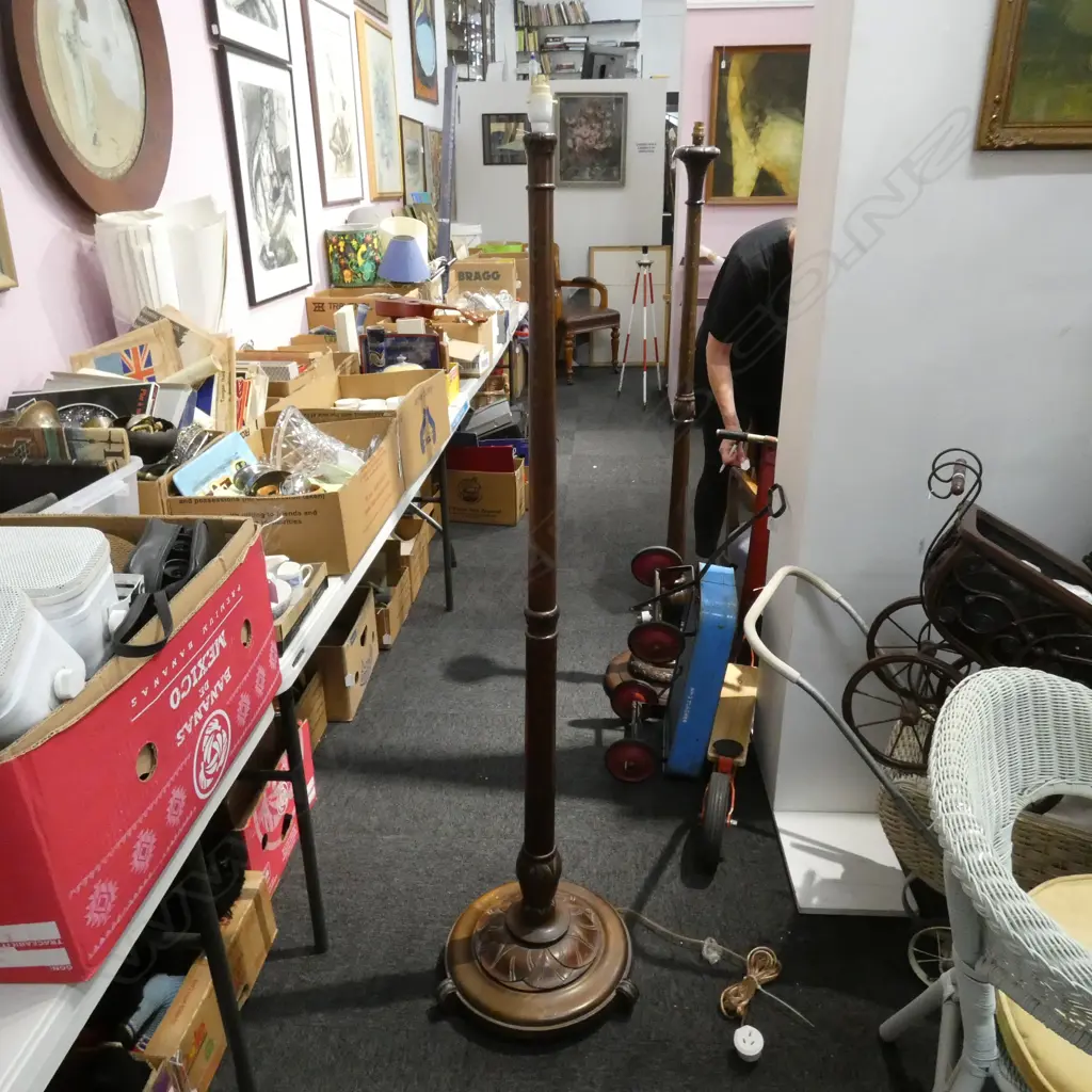 CARVED WOODEN STANDARD LAMP NO SHADE H. 1.5M Image 1++