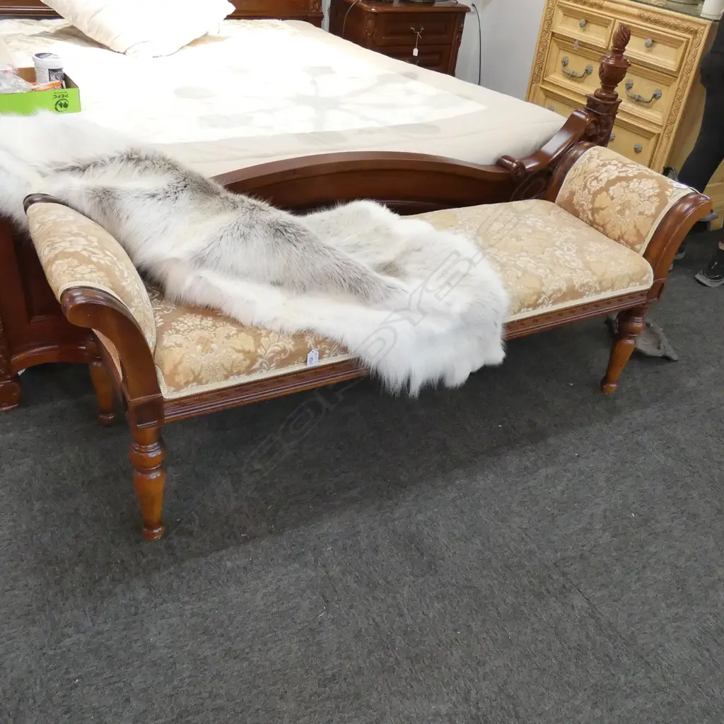 LONG UPHOLSTED STOOL Image 1++