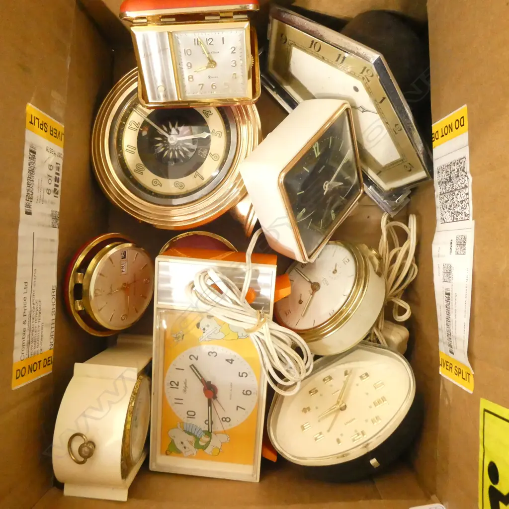 GOOD LOT OF VINTAGE CLOCKS Image 1++