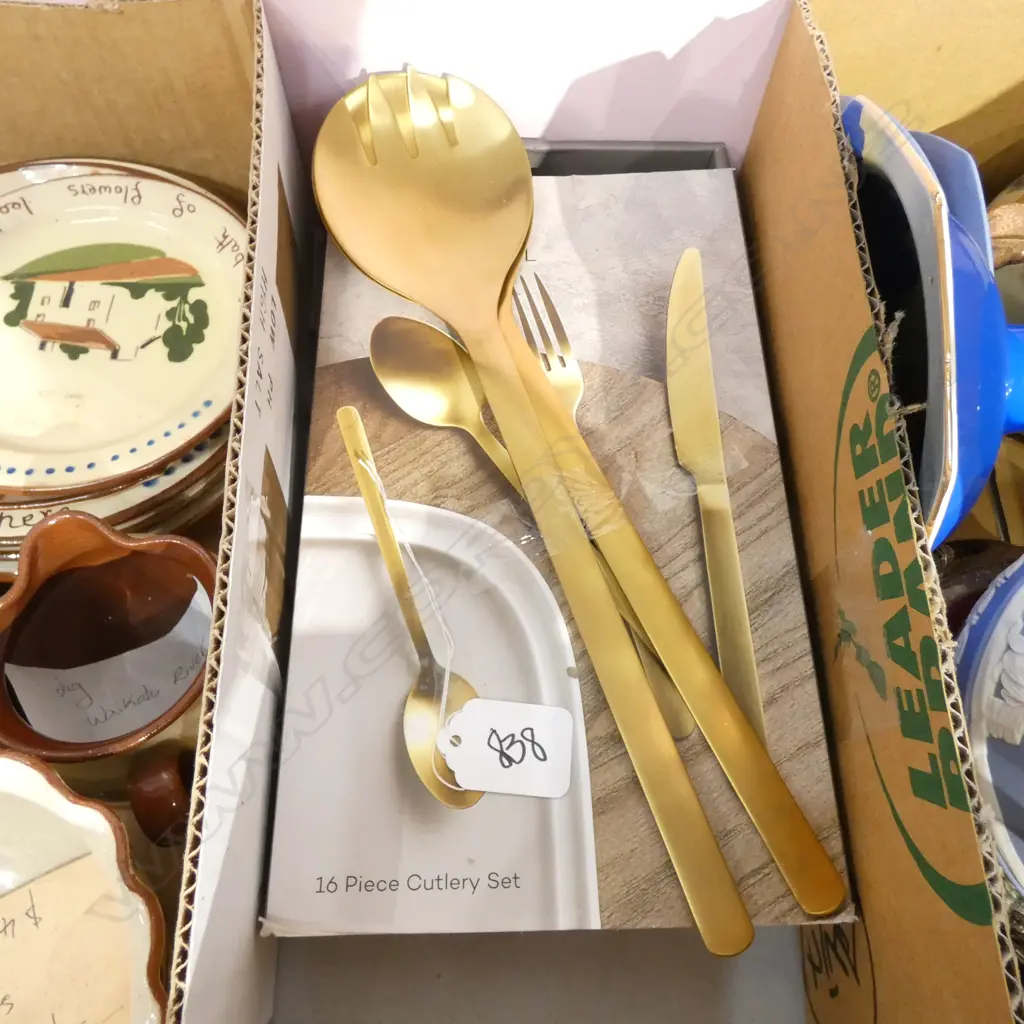 16 PCE MAXWELL & WILLIAMS GOLD CUTLERY SET + SALAD TONGS Image 1++