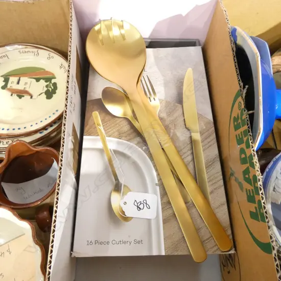16 PCE MAXWELL & WILLIAMS GOLD CUTLERY SET + SALAD TONGS