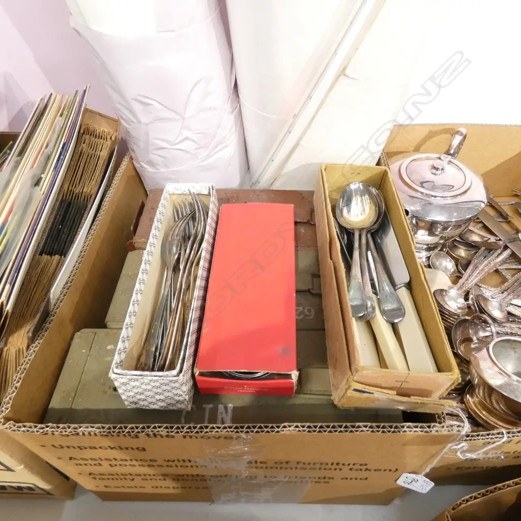 BOX LOT BOX BROWNIE, LAMINATED NZ MAPS, MILITARY CONTAINERS, BOXED CUTLERY Image 1++