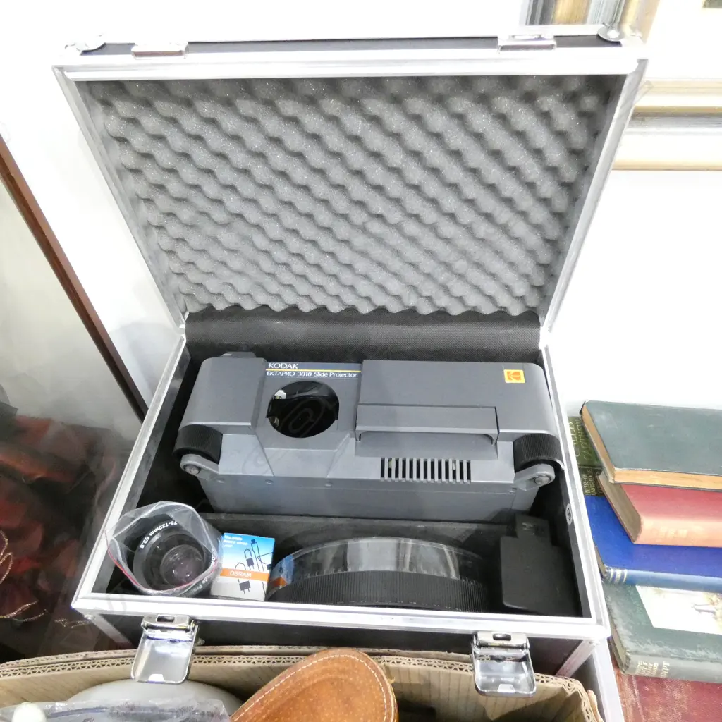 KODAK EKTAPRO 3010 SLIDE PROJECTOR IN CASE Image 1++