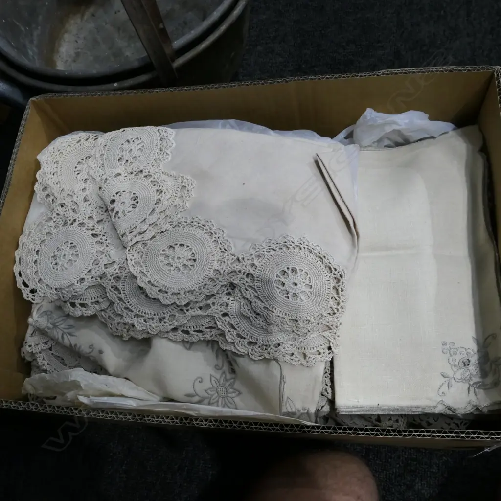 BOX LOT ASST. LINENS Image 1++