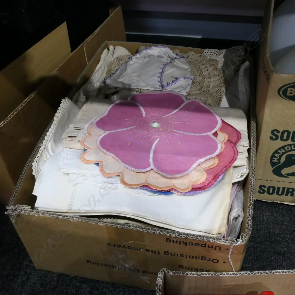 BOX LOT ASST. LINENS  Image 1++