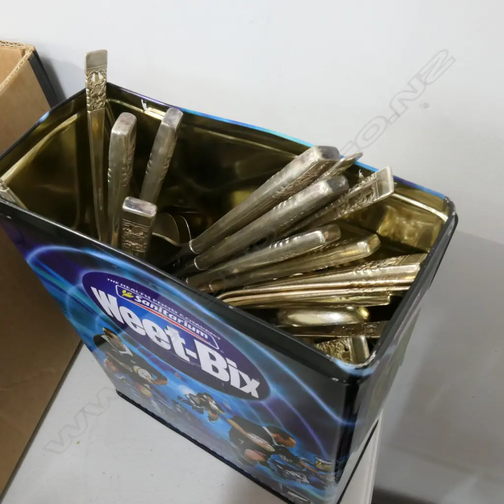 WEETBIX TIN OF ASST. CUTLERY INCL. COMMUNITY PLATE Image 1++