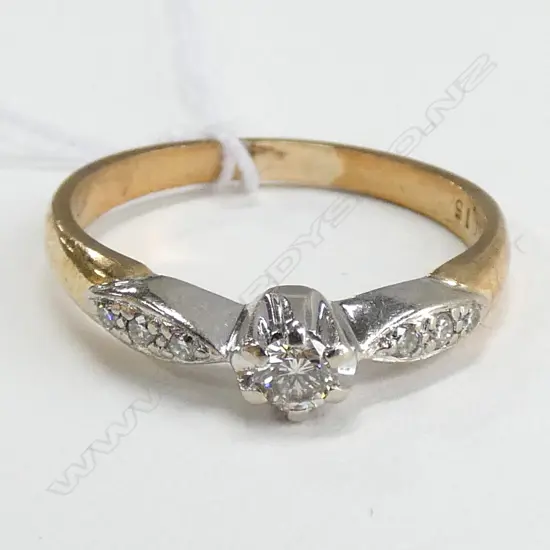 9cT GOLD & SOLITAIRE DIAMOND RING W SIDE DIAMONDS