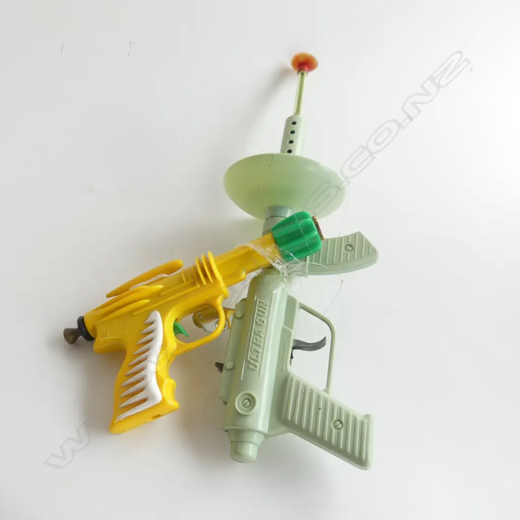 (3) 2 TOY PLASTIC RAY GUNS Image 1++
