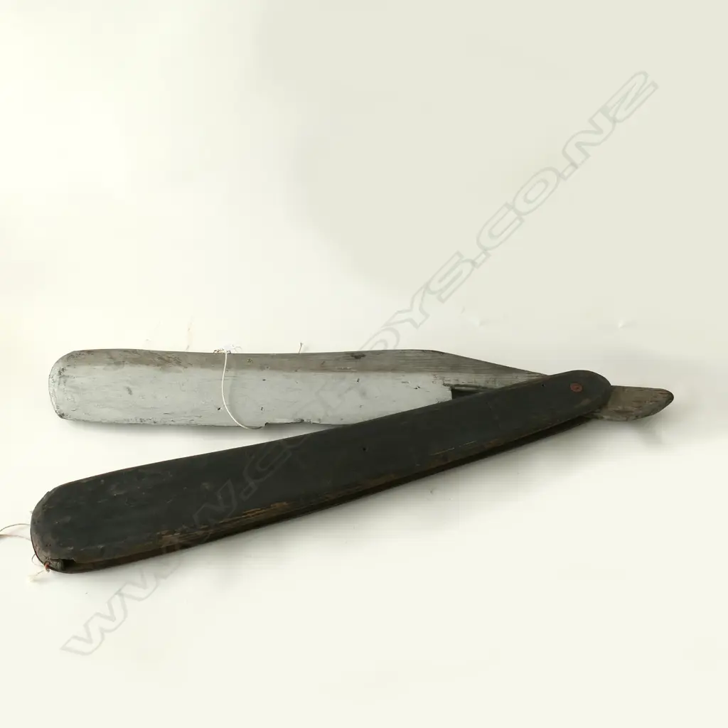 LARGE VINTAGE CUTHROAT RAZOR USED FOR RETAIL WINDOW DISPLAYS H.1010mm (EXTENDS TO FULLY OPEN) Image 1++