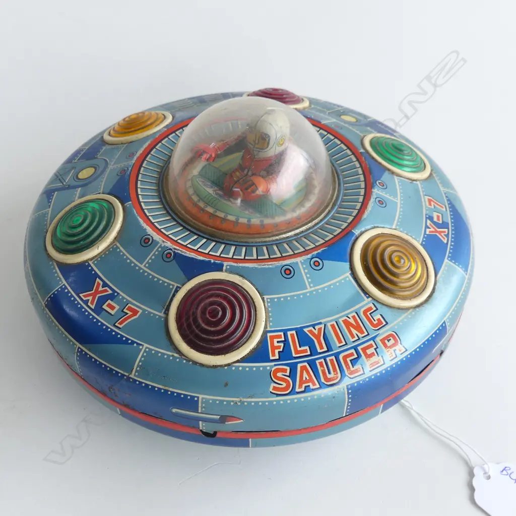 (40) A BATTERY OPERATED TIN FLYING SAUCER CIRCA 1950s? Image 1++