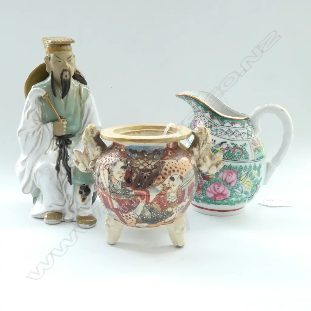 (14) 3 ITEMS - A CHINESE MUDMAN H. 180mm + A JUG & A SATSUMA SENSOR WITH NO LID Image 1++