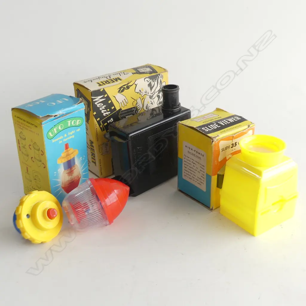 (14) 3 ITEMS - A VINTAGE FILM PROJECTOR A 35mm SLIDE VIEWER AND A UFO TOP Image 1++