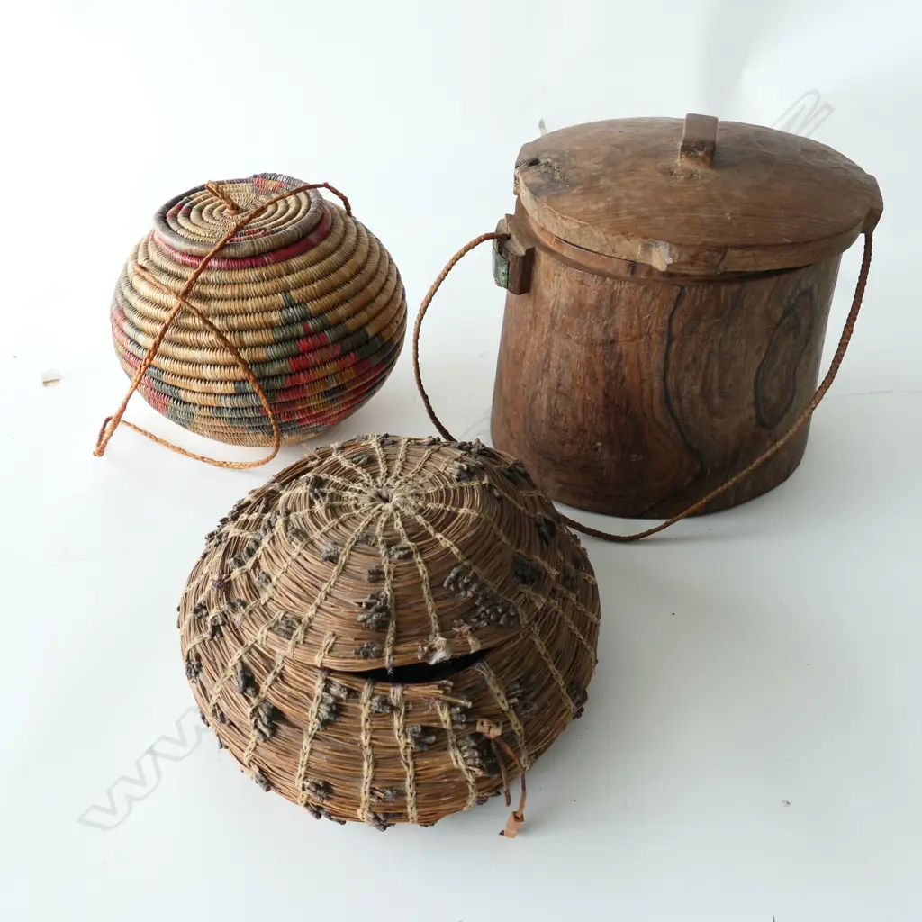 3 LIDDED CONTAINERS 1 ADZED HARDWOOD H. 225mm & 2 WOVEN CANE BASKETS 1 CONTAINING SHELLS Image 1++