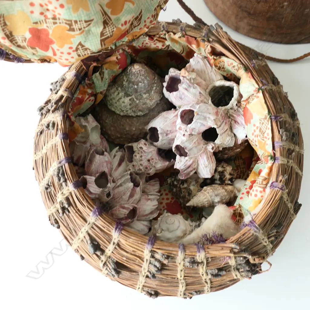 3 LIDDED CONTAINERS 1 ADZED HARDWOOD H. 225mm & 2 WOVEN CANE BASKETS 1 CONTAINING SHELLS Image 1++