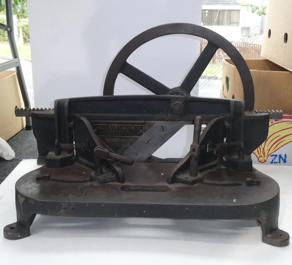 OLD CAST IRON MITRE SAW L. 660mm Image 1++