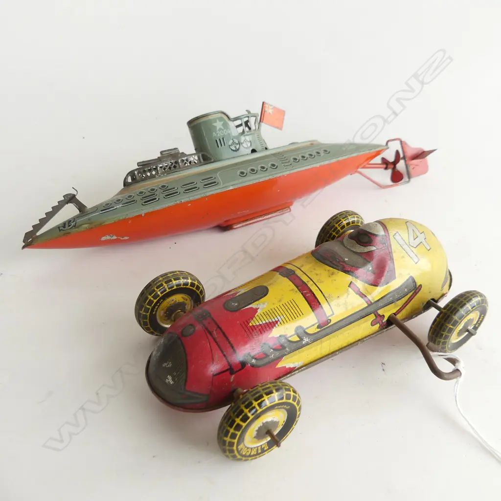 2 TIN PLATE TOYS 1 GERMAN MADE SUBMARINE L. 300mm & A KEY WIND LINCOLN TOY RACING CAR Image 1++