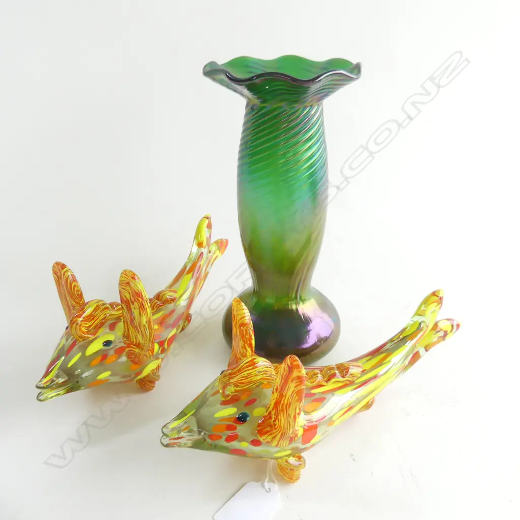 3 GLASS ITEMS 1 GREEN LOETZ TYPE VASE H. 210mm & 2 GLASS FISH Image 1++