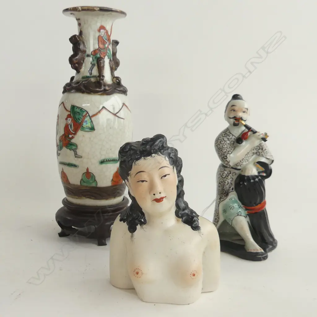 3 x ORIENTAL ITEMS 1 JAPANESE BUST A MAN SMOKING & VASE ON A STAND H. 230mm AF CHIP TO RIM Image 1++