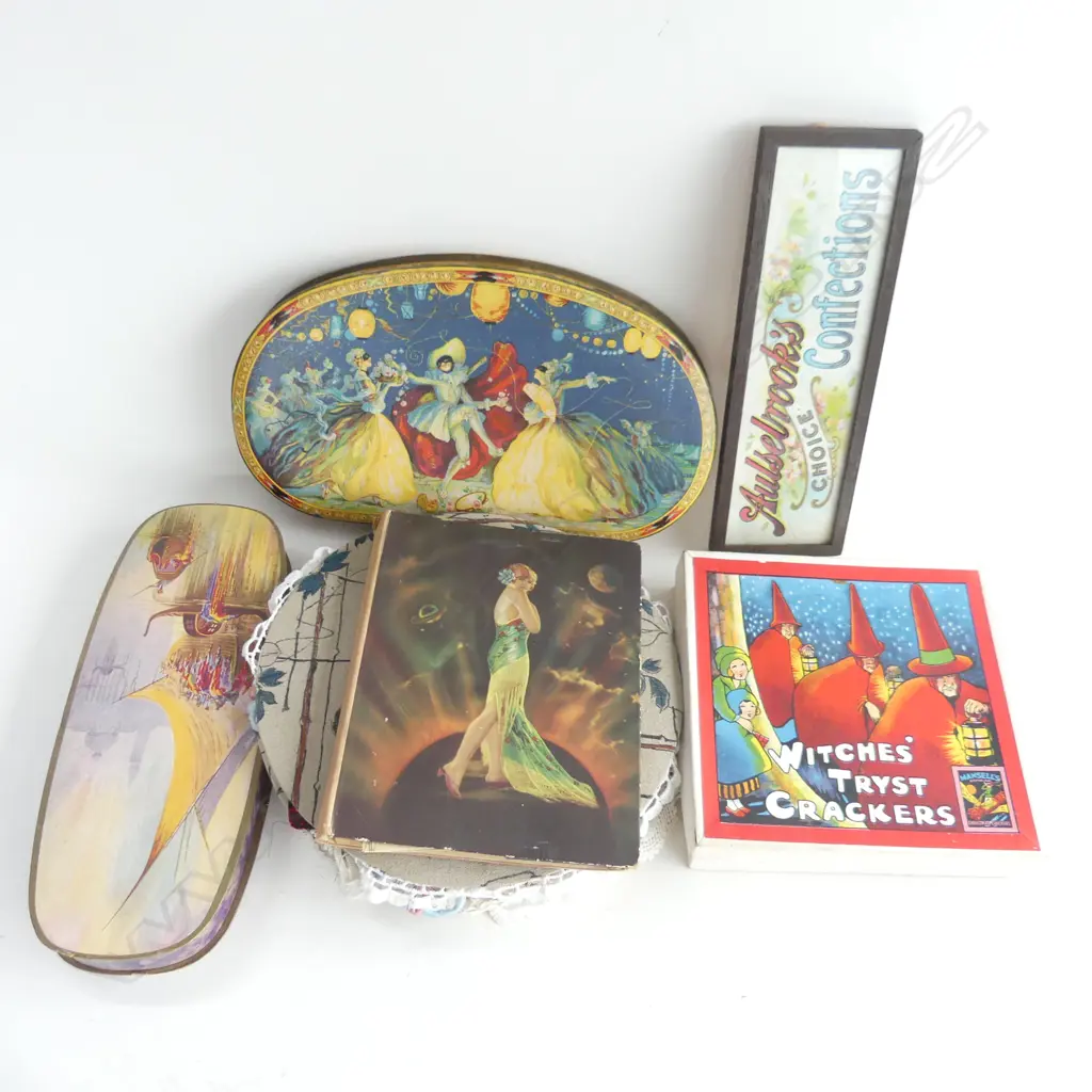 6 ITEMS INCL. DOILY SET + WITCHES TRYST CRACKERS + 2 CHOCOLATE BOXES + WRITING SET + AULSEBOOKS ADVERTISING SIGN L 340mm Image 1++