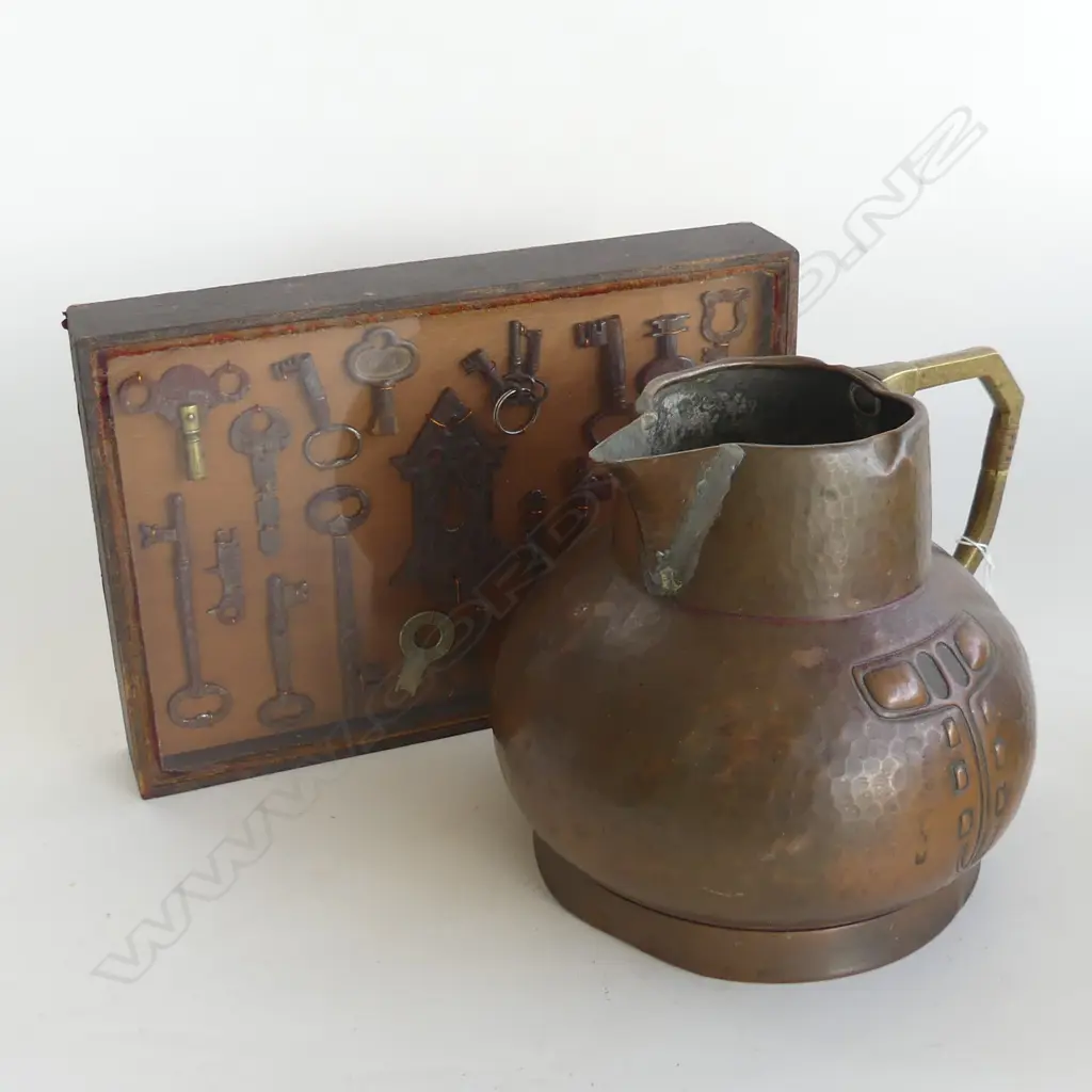 2 ITEMS KEYS & ESCUTCHEON IN DISPLAY CASE + WMF ARTS & CRAFTS JUG H. 180mm Image 1++