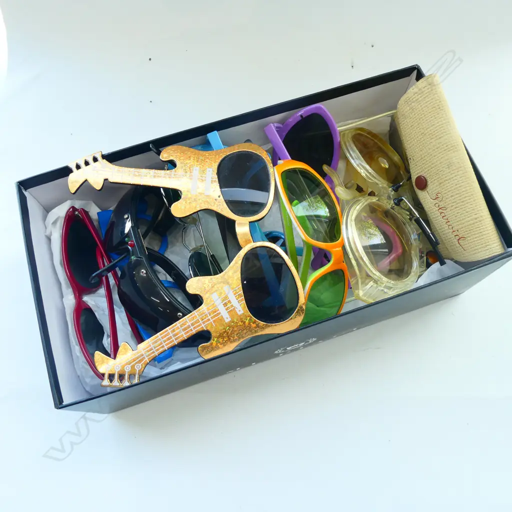 BOX OF ASSORTED VINTAGE SUNGLASSES Image 1++
