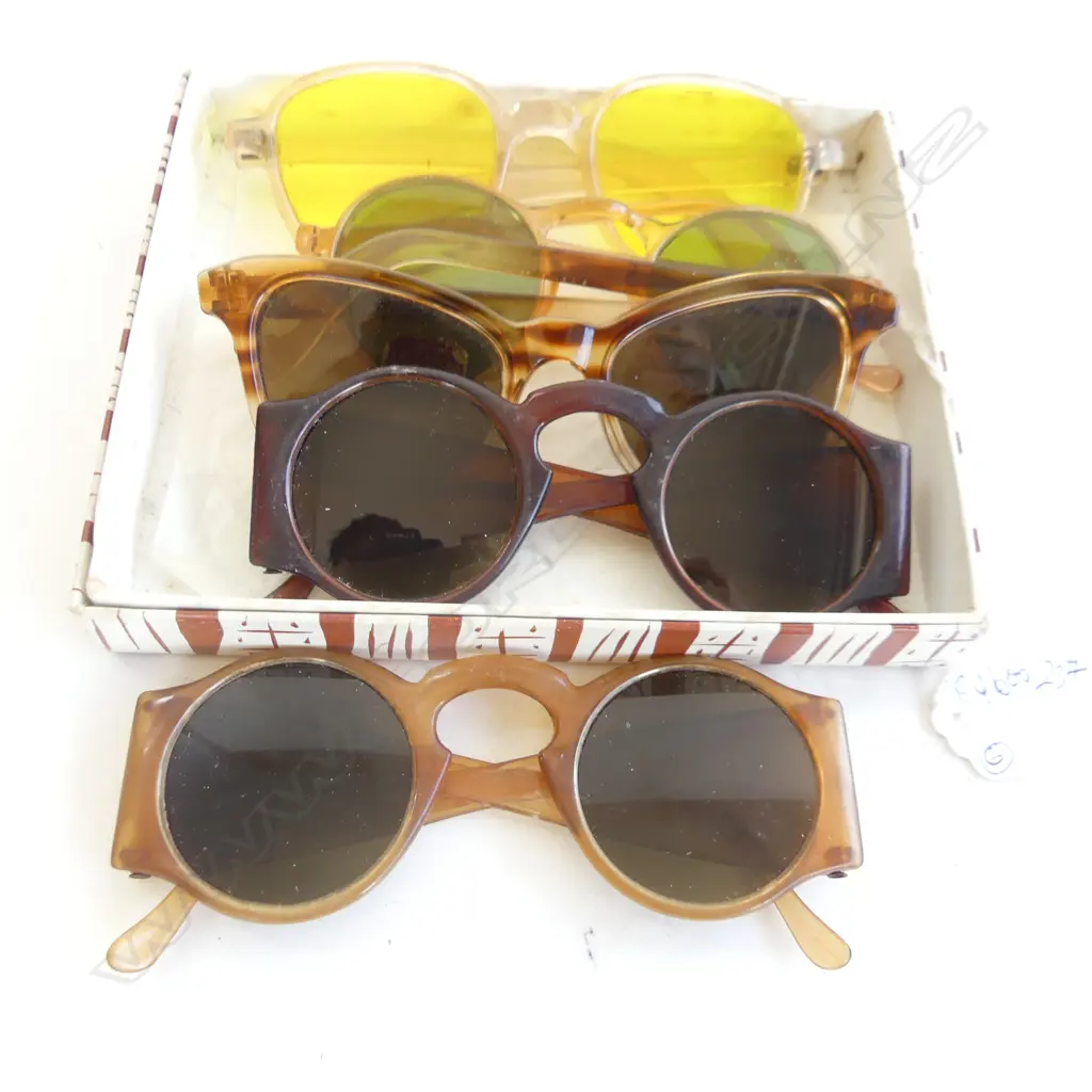 BOX ASSORTED VINTAGE SUNGLASSES Image 1++