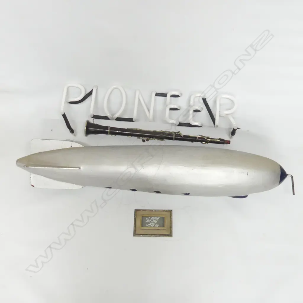 4 ITEMS INCL. CLARINET AF + 'BETTER THAN AVERAGE' BLIMP L. 880mm + PLAQUE + 'PIONEER' NEON AF Image 1++