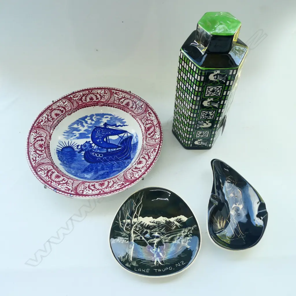 4 CERAMIC ITEMS 1 'STUDIO ANNA' PLAQUE OF LAKE TAUPO + ROYAL DOULTON HEXAGONAL LIDDED FLASK H. 220mm Image 1++
