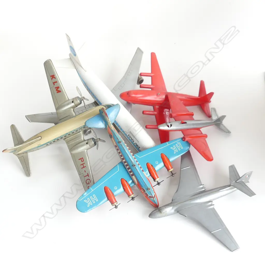 (29) 6 ITEMS INCL. KLM PH-TGJB 'THE FLYING DUTCHMAN' METAL PLANE 250mm + HK542 METAL PLANE WITH 4 PROPELLERS + Image 1++