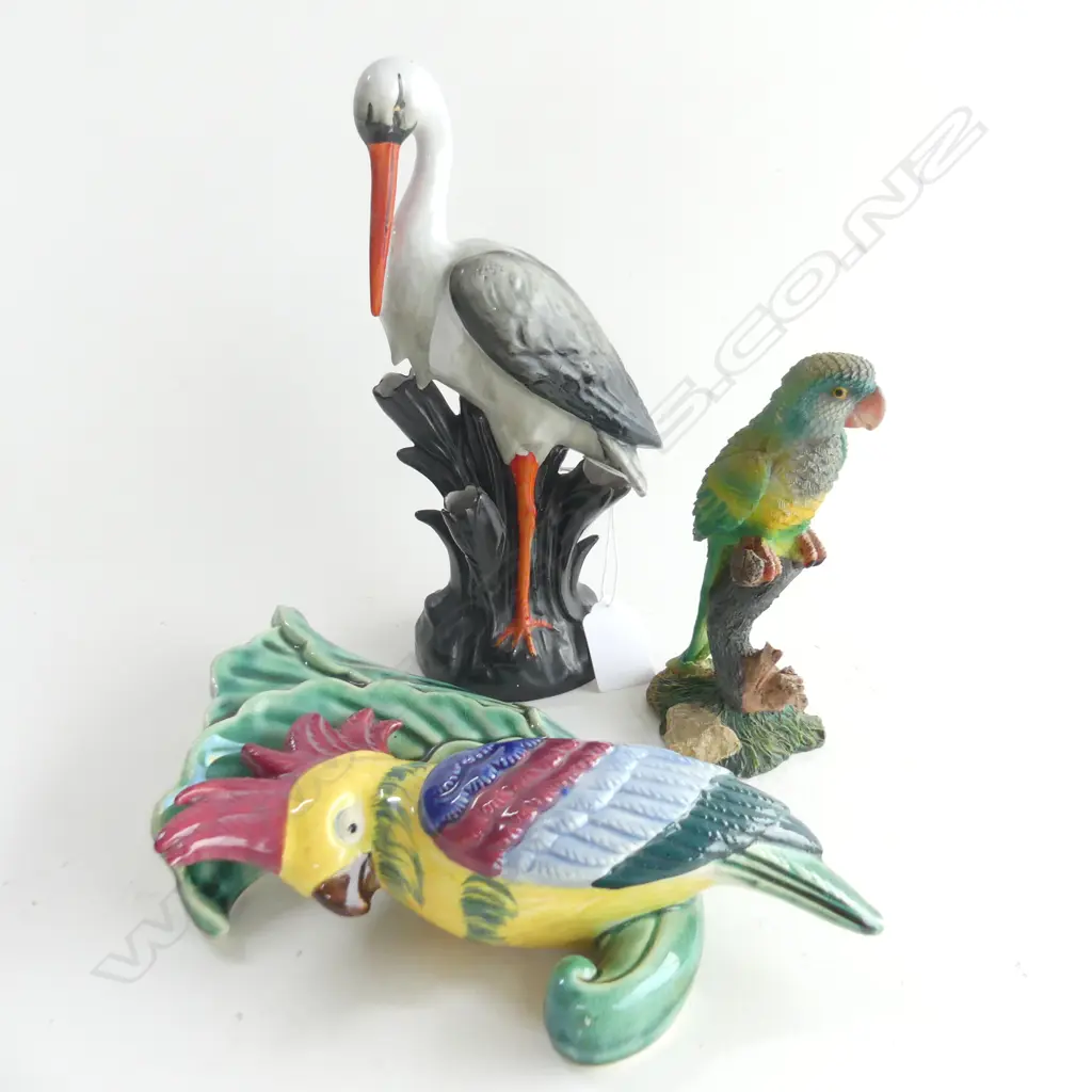 3 BIRD ITEMS A PARROT WALL POCKET + 1 HERON SPILL VASE H. 220mm + 1 x RESIN PARROT Image 1++