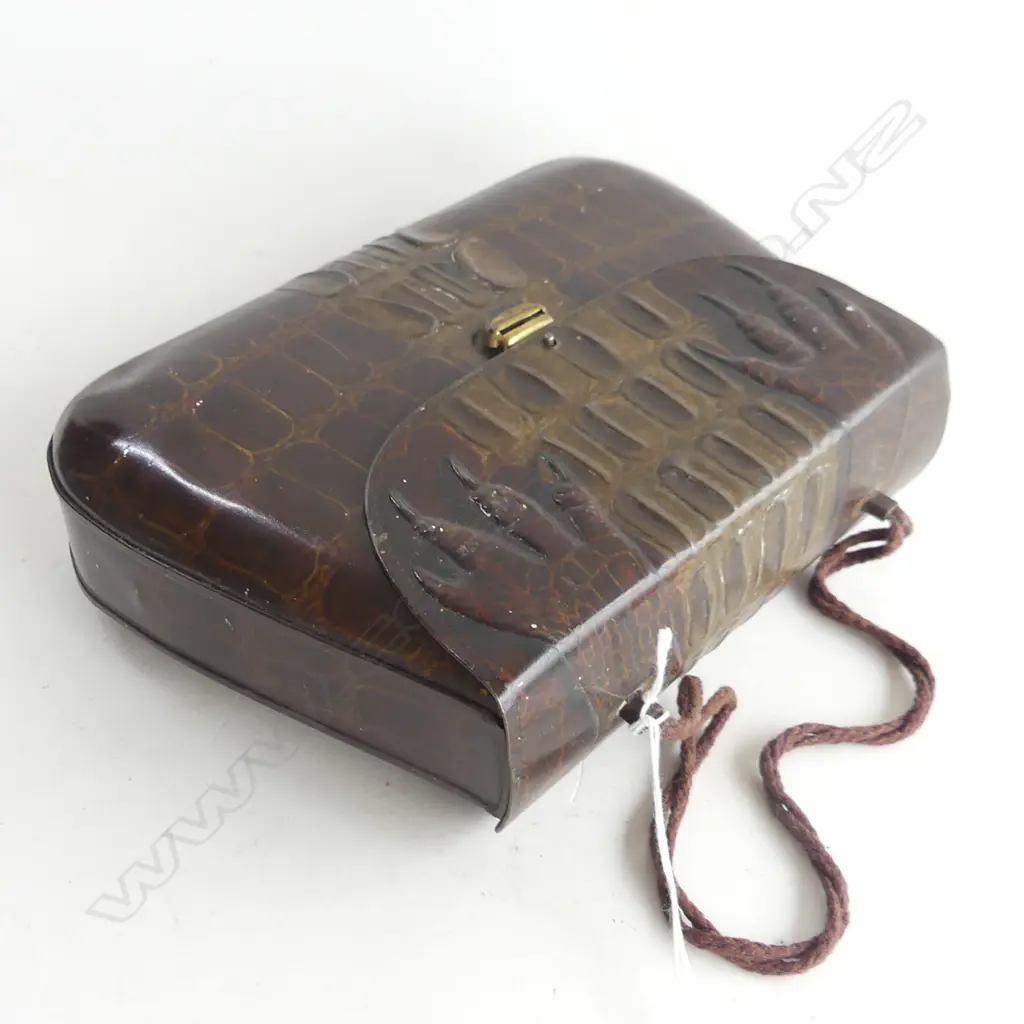(4) ENGLISH BISCUIT TIN IN THE FORM OF A CROCODILE HANGBAG W. 210mm Image 1++