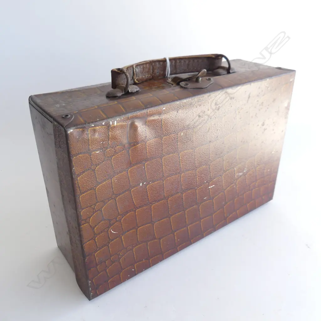 (78) LOVELLS TIN LUNCH BOX 180MM Image 1++