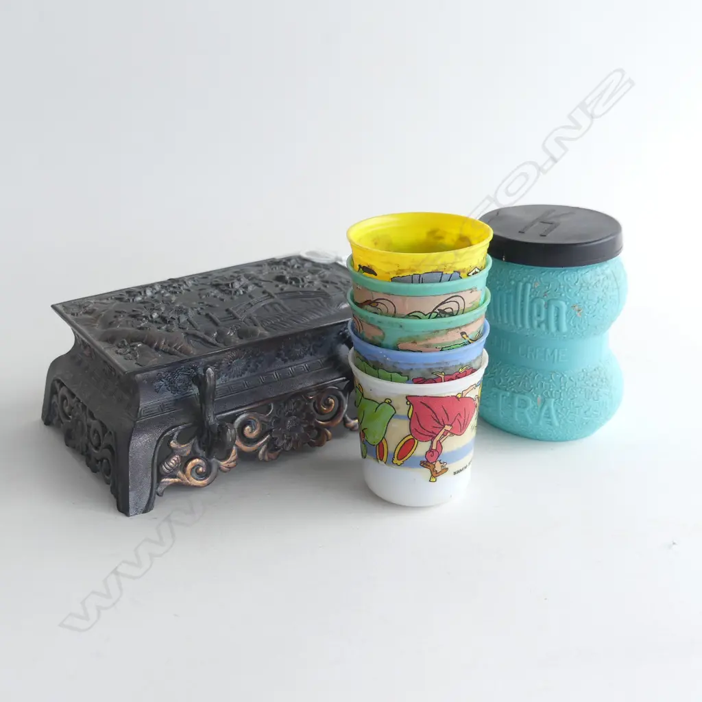 (70) JAPANESE CAST IRON I STAND, 5SMSNOW WHITE PLASTIC CUPS & 'KAMILLEN' PLASTIC JAR Image 1++