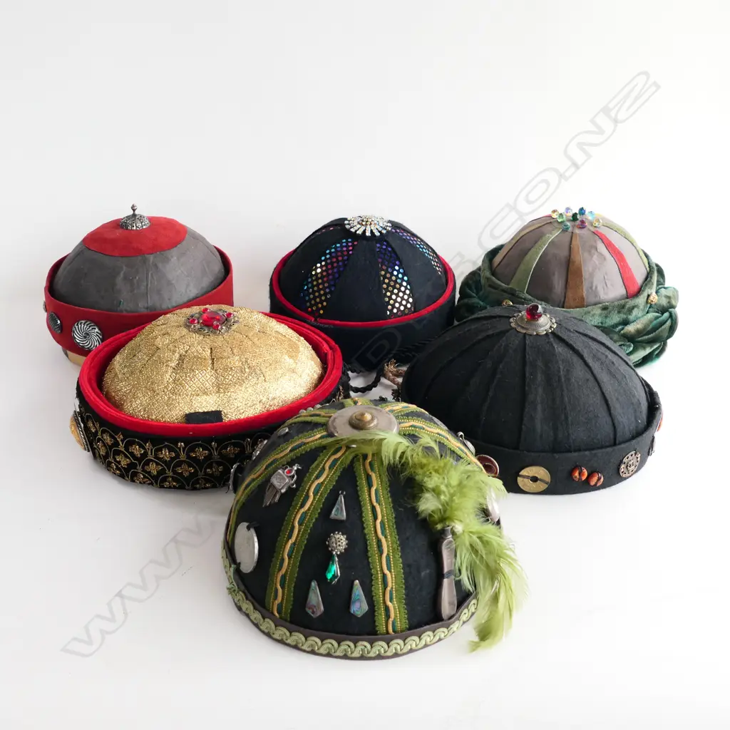 (10) 6 VINTAGE STYLE CHINESE HATS (crafted by Mr Glenn Smiles) IN HAT BOX, W.220mmm Image 1++