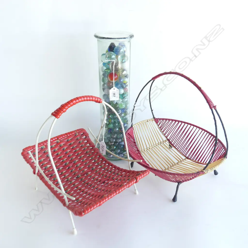 (58) GLASS JAR OF MARBLES 330MM & 2 RETRO TABLE BASKETS 270MM Image 1++